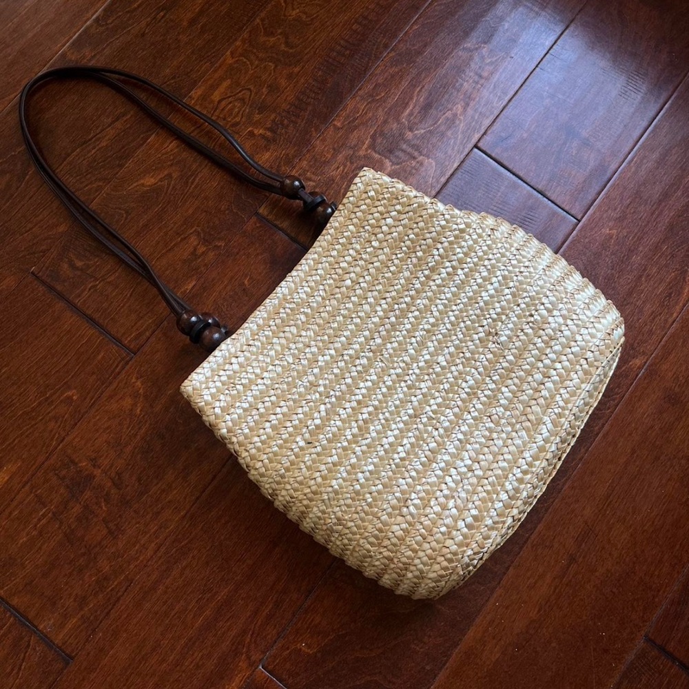Elegant Straw Tote Bag with Unique Beading